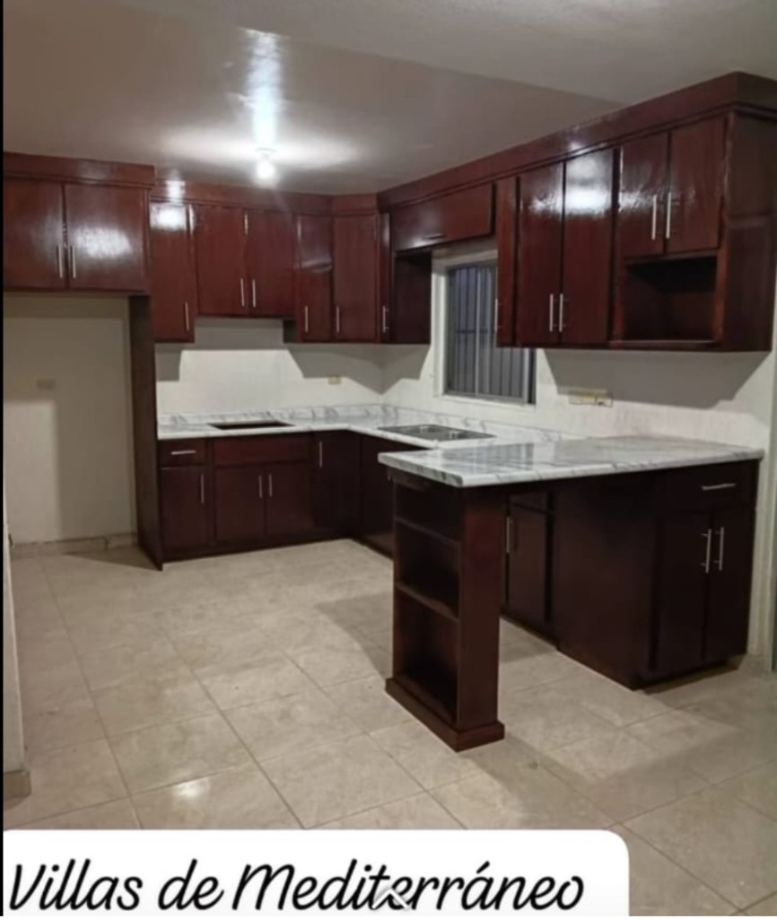Cocina con isla y cubierta clara en madera, Villas de Mediterráneo